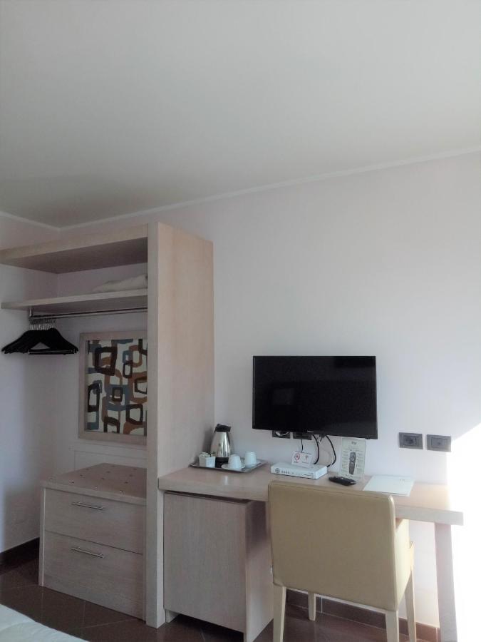 צ'יביטאנובה מארקה Hotel Chiaraluna מראה חיצוני תמונה