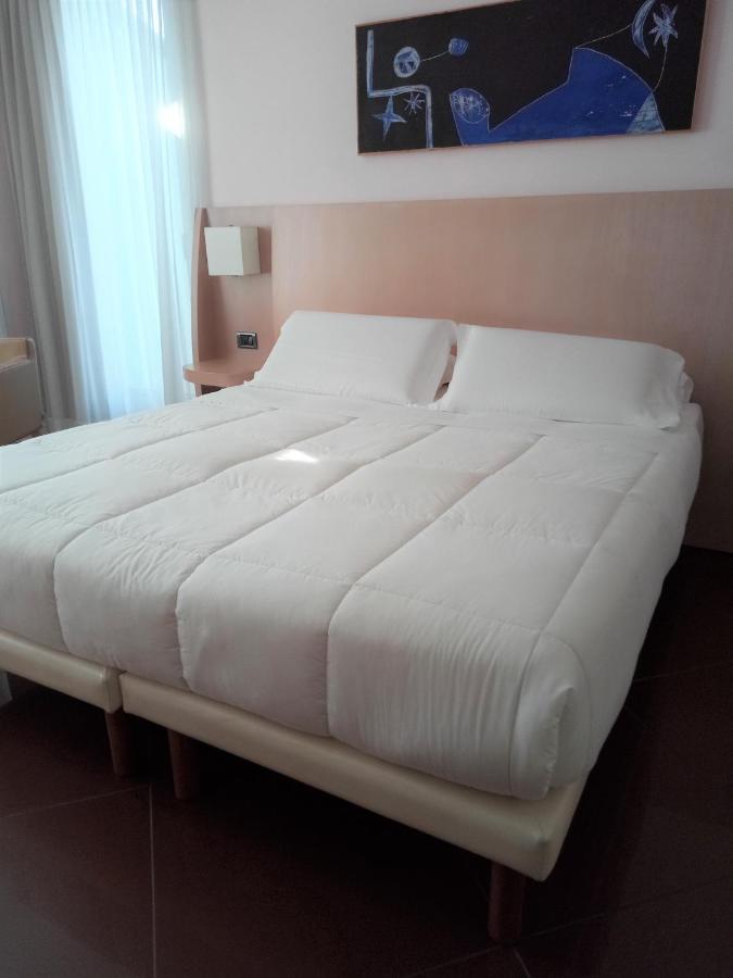 צ'יביטאנובה מארקה Hotel Chiaraluna מראה חיצוני תמונה