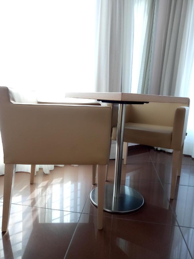צ'יביטאנובה מארקה Hotel Chiaraluna מראה חיצוני תמונה