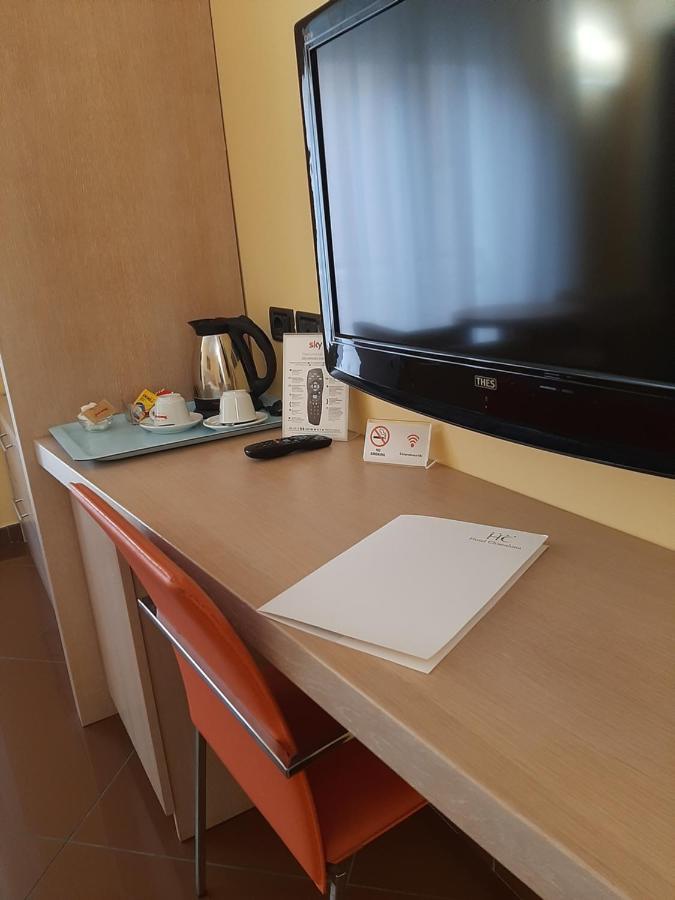 צ'יביטאנובה מארקה Hotel Chiaraluna מראה חיצוני תמונה