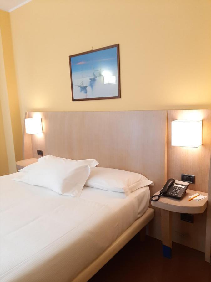 צ'יביטאנובה מארקה Hotel Chiaraluna מראה חיצוני תמונה