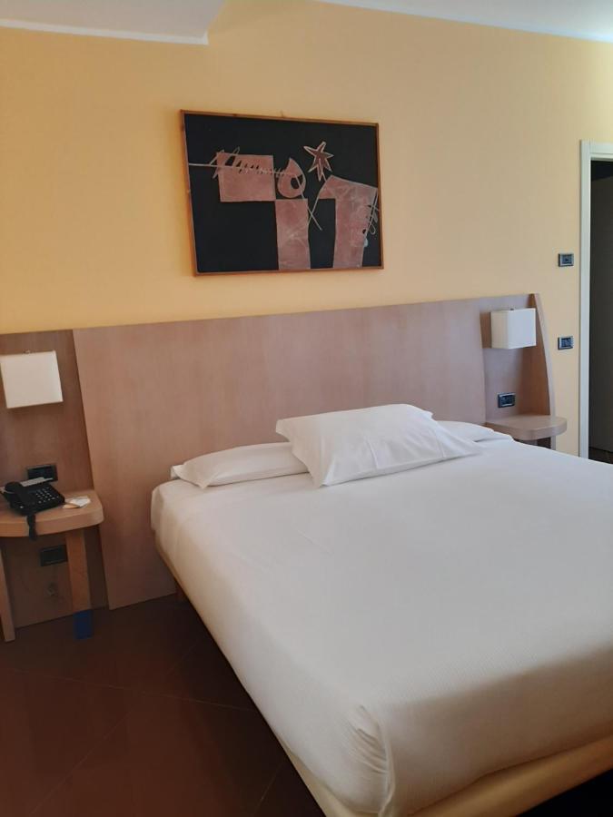 צ'יביטאנובה מארקה Hotel Chiaraluna מראה חיצוני תמונה