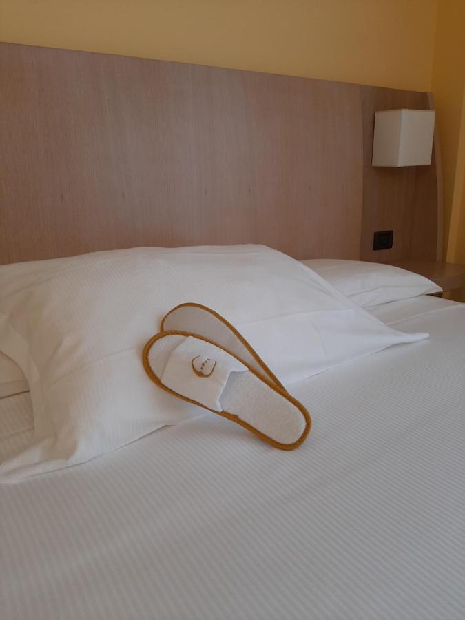 צ'יביטאנובה מארקה Hotel Chiaraluna מראה חיצוני תמונה
