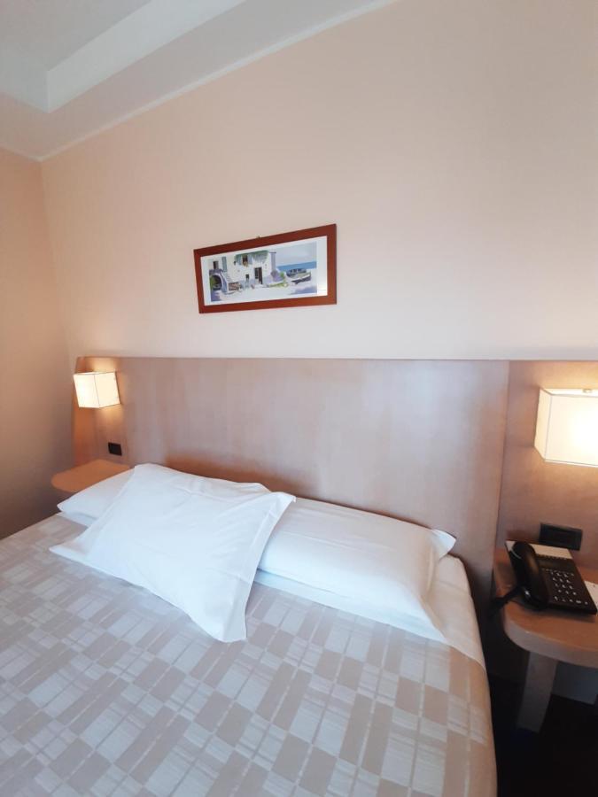 צ'יביטאנובה מארקה Hotel Chiaraluna מראה חיצוני תמונה