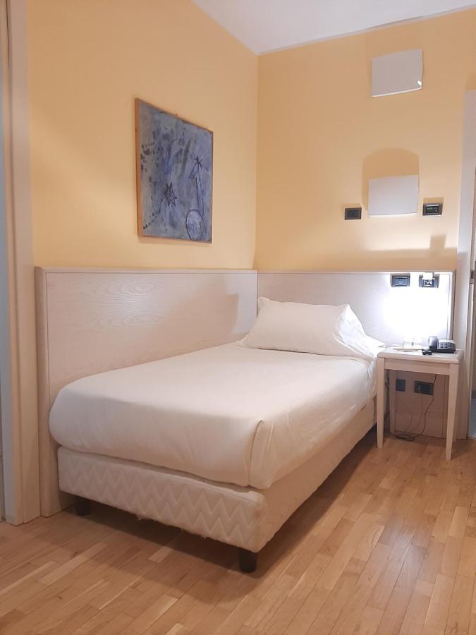 צ'יביטאנובה מארקה Hotel Chiaraluna מראה חיצוני תמונה